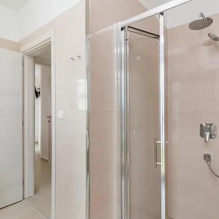 Elena Deluxe Mit Whirlpool Und Beheiztem Pool Am Und Wunderschoenen Blick Auf Brijuni Inseln Villa