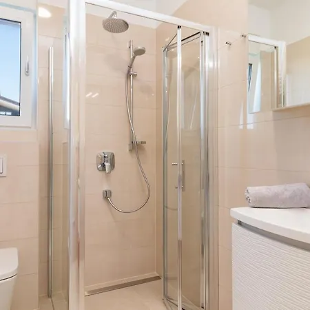 Villa Elena Deluxe Mit Whirlpool Und Beheiztem Pool Am Und Wunderschoenen Blick Auf Brijuni Inseln Fažana