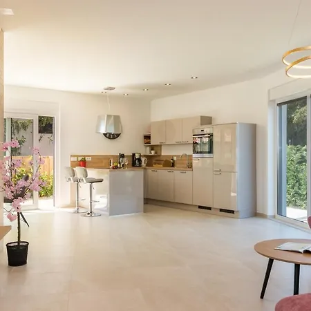 Elena Deluxe Mit Whirlpool Und Beheiztem Pool Am Und Wunderschoenen Blick Auf Brijuni Inseln Fažana