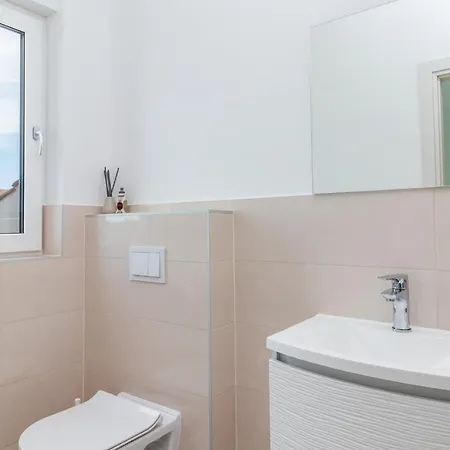 Elena Deluxe Mit Whirlpool Und Beheiztem Pool Am Und Wunderschoenen Blick Auf Brijuni Inseln Villa