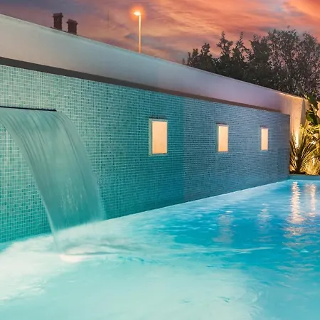 Villa Elena Deluxe Mit Whirlpool Und Beheiztem Pool Am Und Wunderschoenen Blick Auf Brijuni Inseln *