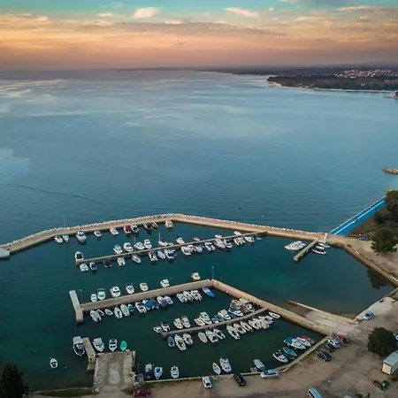 Elena Deluxe Mit Whirlpool Und Beheiztem Pool Am Und Wunderschoenen Blick Auf Brijuni Inseln * Fažana