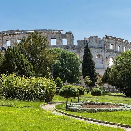 Willa Elena Deluxe Mit Whirlpool Und Beheiztem Pool Am Und Wunderschoenen Blick Auf Brijuni Inseln *