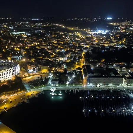 Elena Deluxe Mit Whirlpool Und Beheiztem Pool Am Und Wunderschoenen Blick Auf Brijuni Inseln