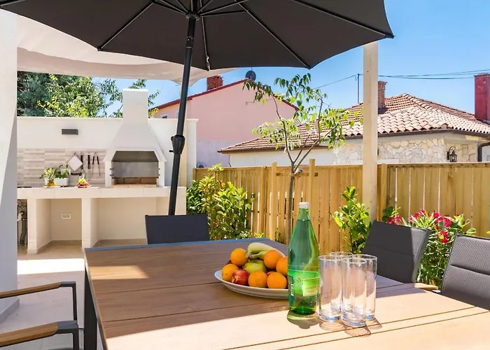 Willa Elena Deluxe Mit Whirlpool Und Beheiztem Pool Am Und Wunderschoenen Blick Auf Brijuni Inseln Fažana