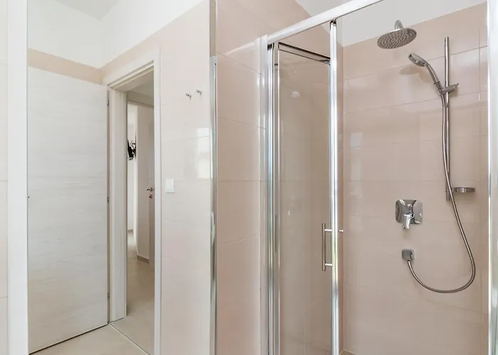 Elena Deluxe Mit Whirlpool Und Beheiztem Pool Am Und Wunderschoenen Blick Auf Brijuni Inseln Willa