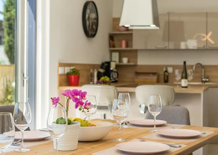 Willa Elena Deluxe Mit Whirlpool Und Beheiztem Pool Am Und Wunderschoenen Blick Auf Brijuni Inseln *