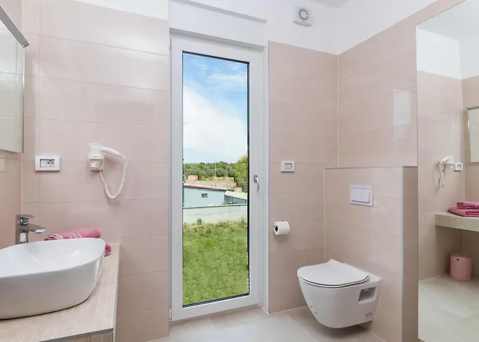 Willa Elena Deluxe Mit Whirlpool Und Beheiztem Pool Am Und Wunderschoenen Blick Auf Brijuni Inseln Fažana