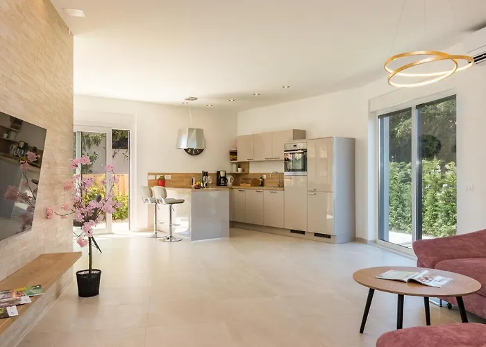 Elena Deluxe Mit Whirlpool Und Beheiztem Pool Am Und Wunderschoenen Blick Auf Brijuni Inseln Fažana