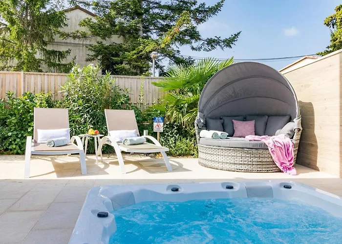 Elena Deluxe Mit Whirlpool Und Beheiztem Pool Am Und Wunderschoenen Blick Auf Brijuni Inseln Fažana