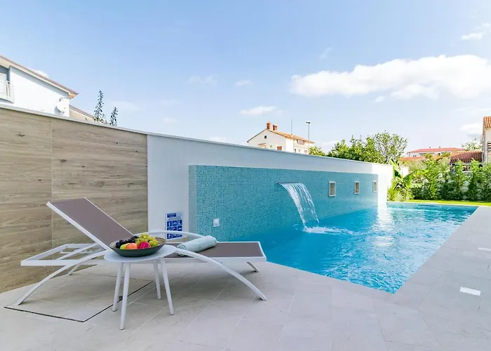 Elena Deluxe Mit Whirlpool Und Beheiztem Pool Am Und Wunderschoenen Blick Auf Brijuni Inseln Willa