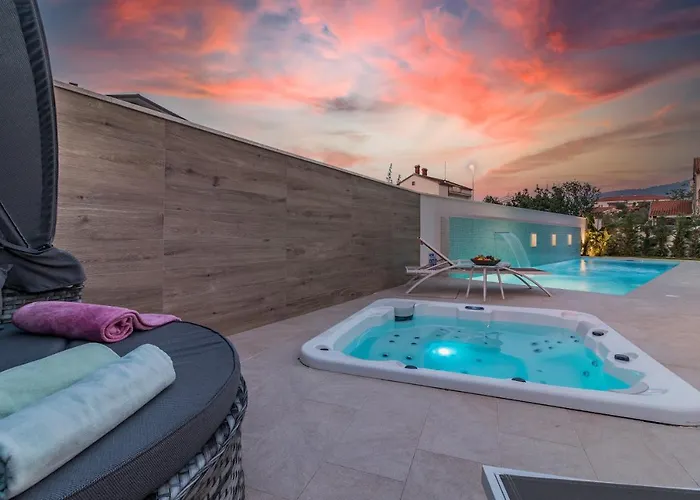 Elena Deluxe Mit Whirlpool Und Beheiztem Pool Am Und Wunderschoenen Blick Auf Brijuni Inseln Fažana