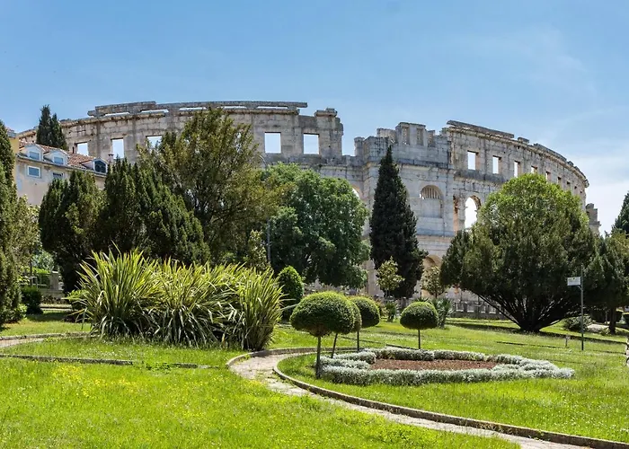 Willa Elena Deluxe Mit Whirlpool Und Beheiztem Pool Am Und Wunderschoenen Blick Auf Brijuni Inseln *