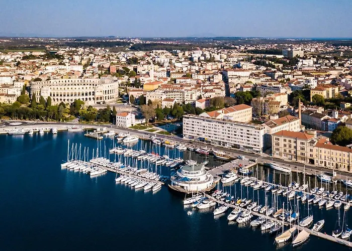 Elena Deluxe Mit Whirlpool Und Beheiztem Pool Am Und Wunderschoenen Blick Auf Brijuni Inseln